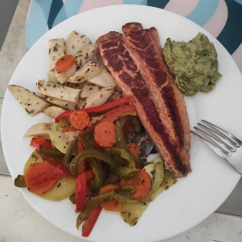 Salmón con verduras y batata. Salmón con verduras y batata.