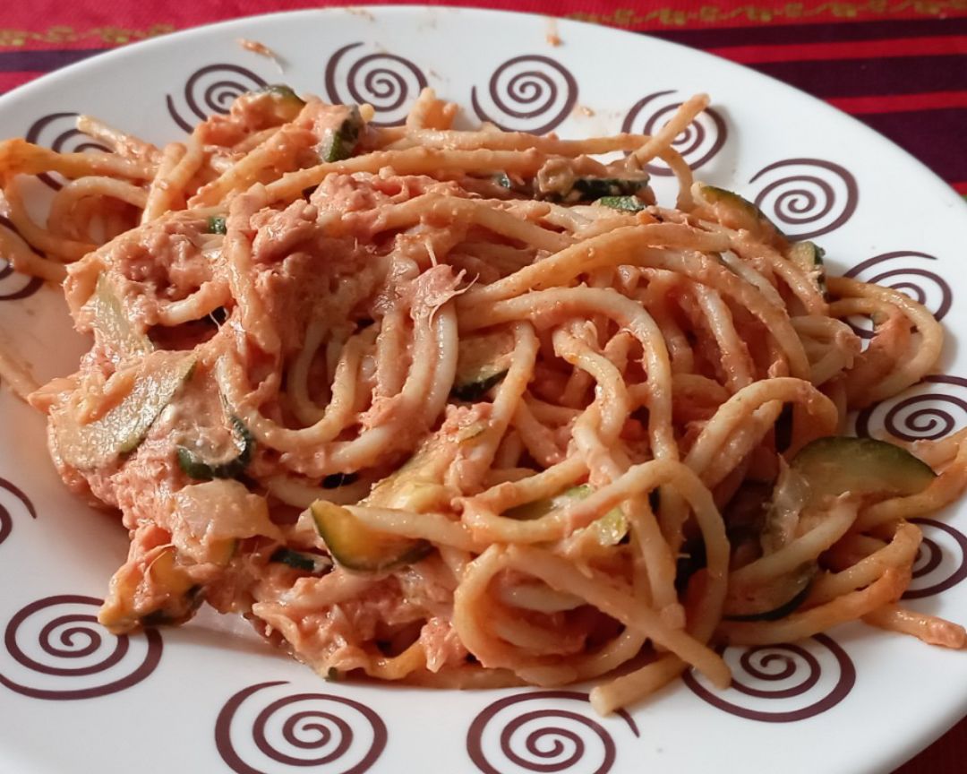 Espagueti con calabacín y atún Espagueti con calabacín y atún