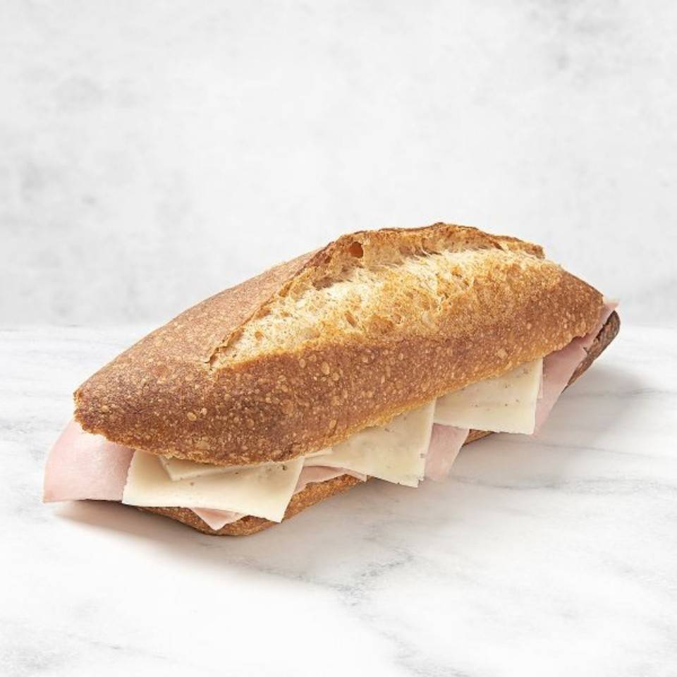 Bocadillo de pan integral con jamón y queso Bocadillo de pan integral con jamón y queso