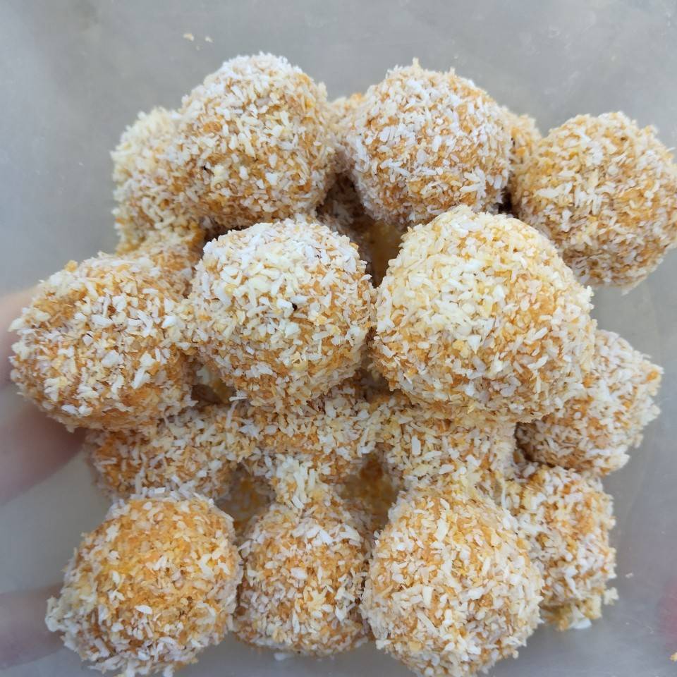 Bolitas de zanahoria , frutos secos y coco . Sin dátil 