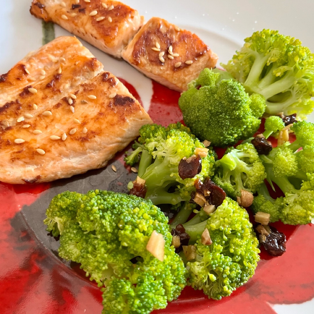 Salmón a la plancha acompañado de brócoli al vapor Salmón a la plancha acompañado de brócoli al vapor