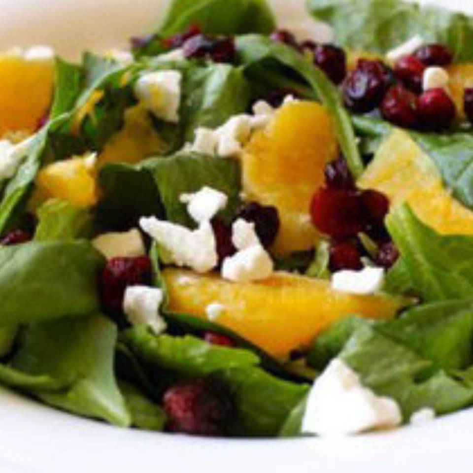 Ensalada de queso de cabra, arandanos y naranja con vinagreta de miel Ensalada de queso de cabra, arandanos y naranja con vinagreta de miel