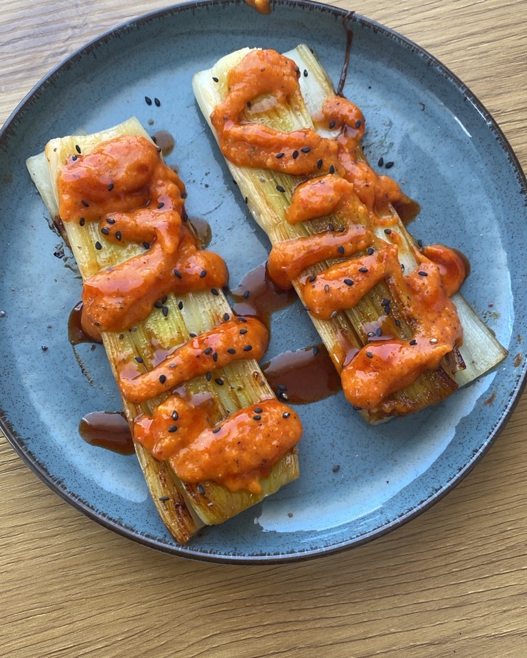 Puerros con salsa “romescu” y kimchi Puerros con salsa “romescu” y kimchi