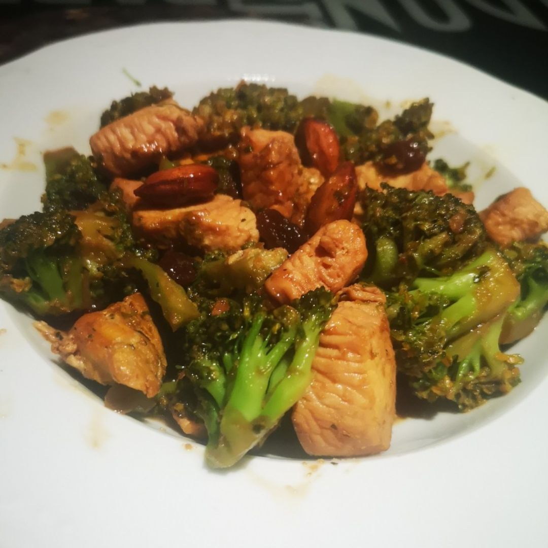 Pollo y Brocoli asiatico Pollo y Brocoli asiatico