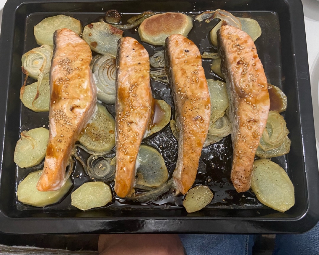 Salmón al horno con patatas y cebolla y salsa teriyaki Salmón al horno con patatas y cebolla y salsa teriyaki