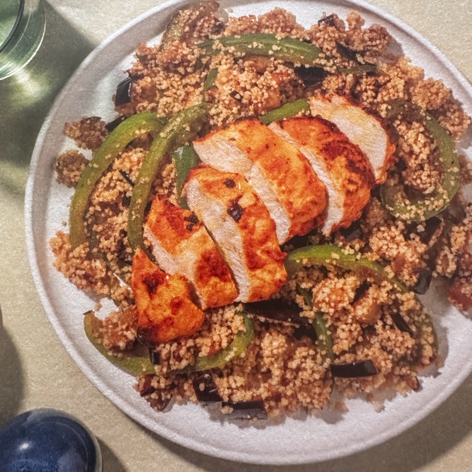 Pollo marinado sobre cuscús estilo marroquí Pollo marinado sobre cuscús estilo marroquí