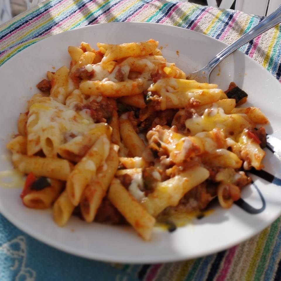 Macarrones con salsa de tomate, picada y verduras Macarrones con salsa de tomate, picada y verduras