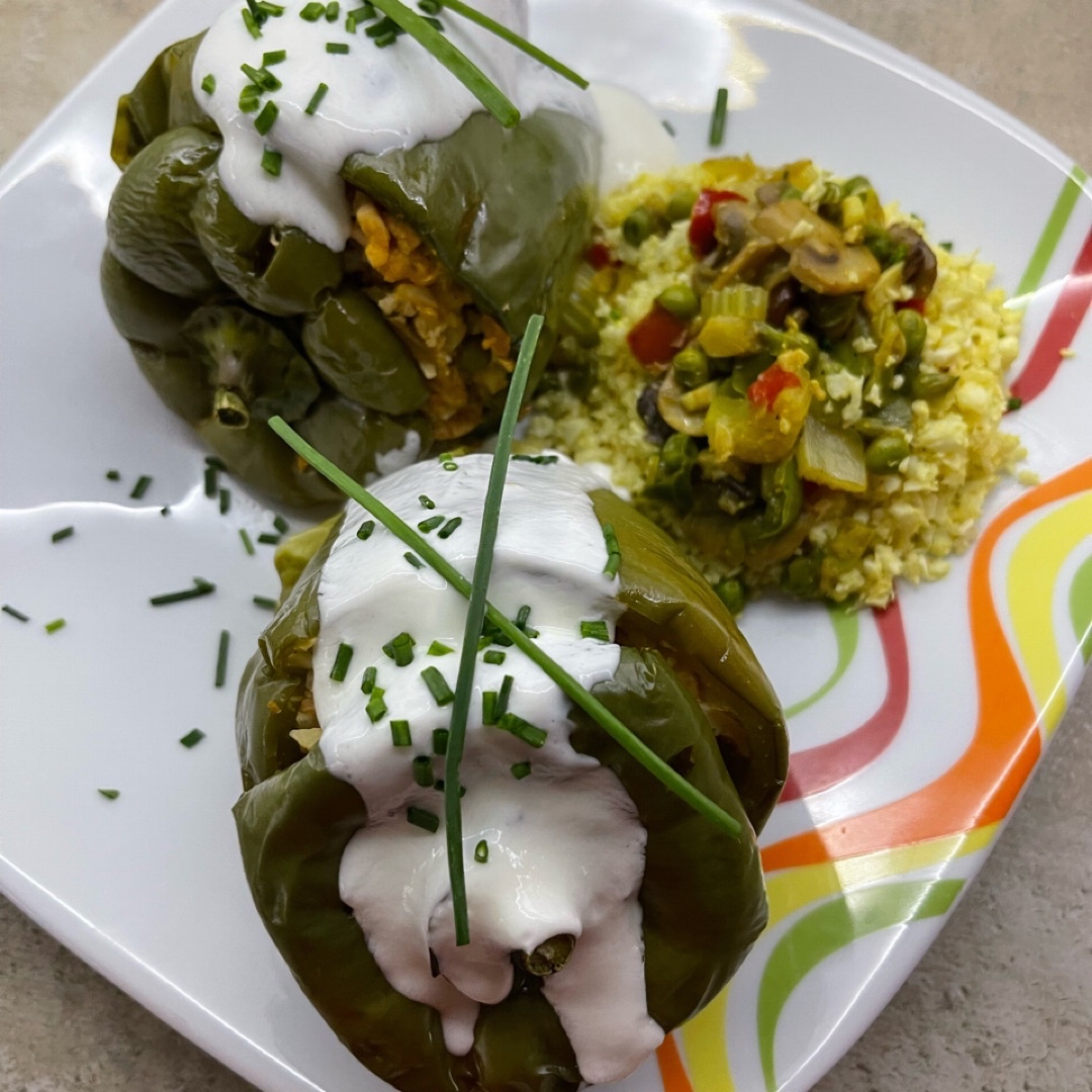 Pimientos rellenos de verduritas y falso arroz de coliflor Pimientos rellenos de verduritas y falso arroz de coliflor