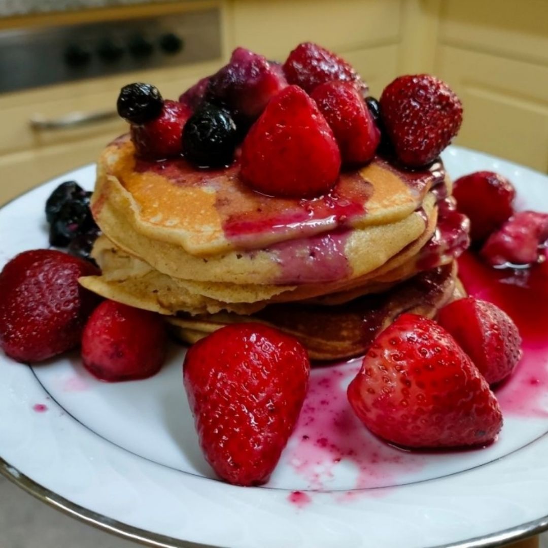 Pancakes de plátano, rulo de cabra y pasas con frutos rojos Pancakes de plátano, rulo de cabra y pasas con frutos rojos