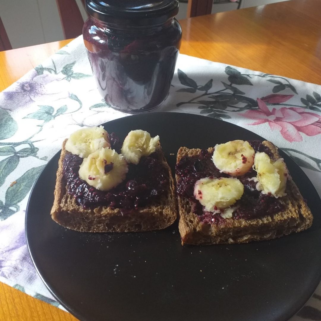 Tostadas con Mermelada de arándano y plátano 
