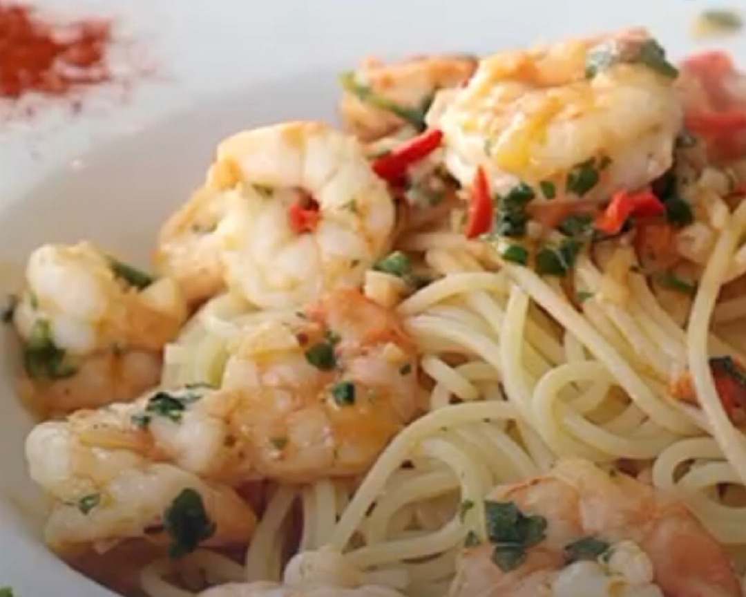 Espaguetis con gambas, tomate, ajo y perejil Espaguetis con gambas, tomate, ajo y perejil