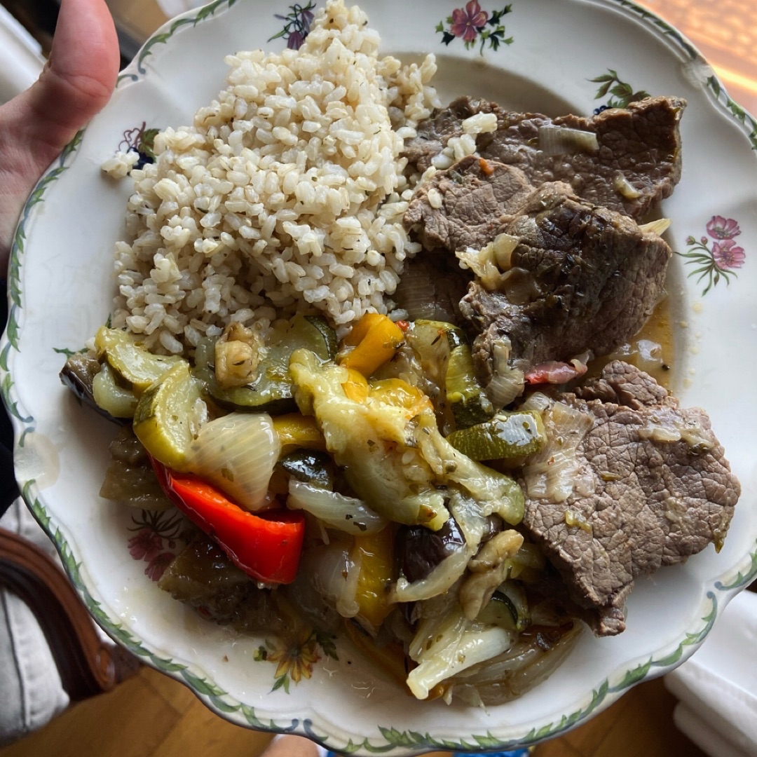 Ternera guisada con verduras y arroz Ternera guisada con verduras y arroz