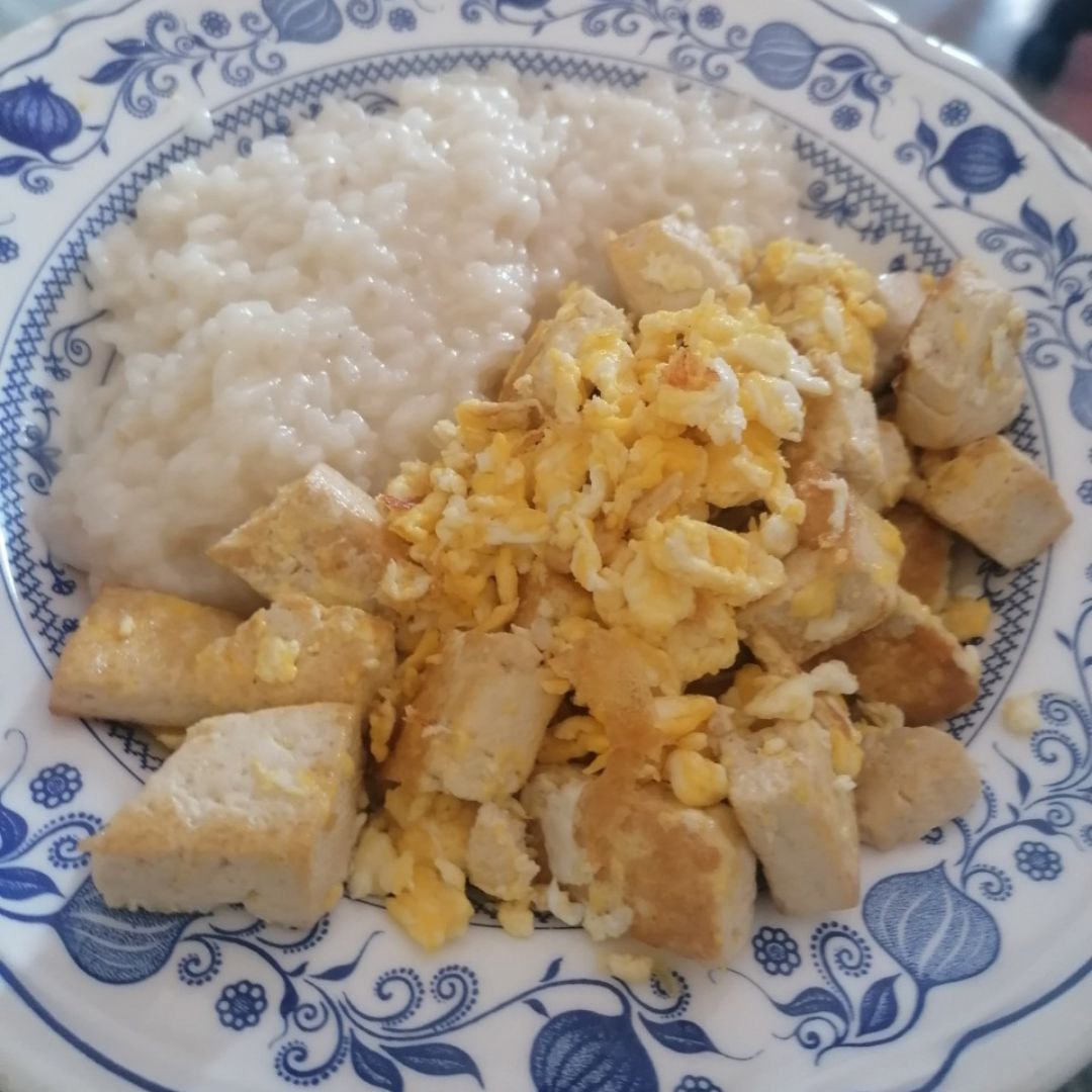 Arroz con tofu y huevo Arroz con tofu y huevo