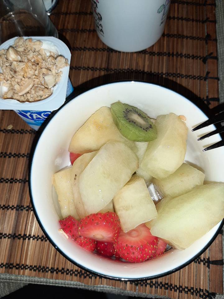 Bowl de Melon, kiwi y fresa con yogurt griego y frutos secos Bowl de Melon, kiwi y fresa con yogurt griego y frutos secos
