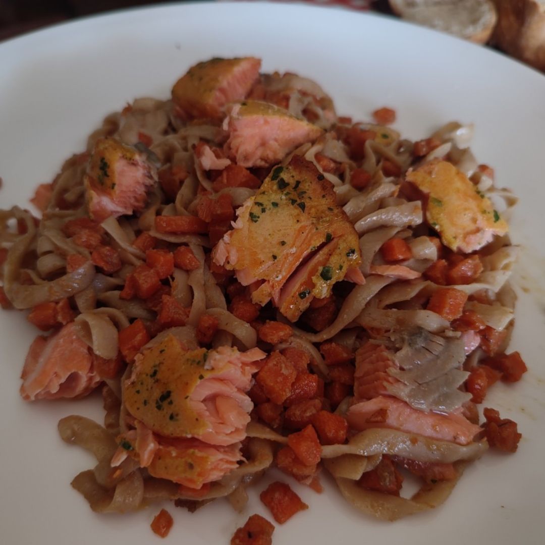 Noodles/Fetuccini Konjac con salsa padthai y salmón a la plancha marinado al curry.