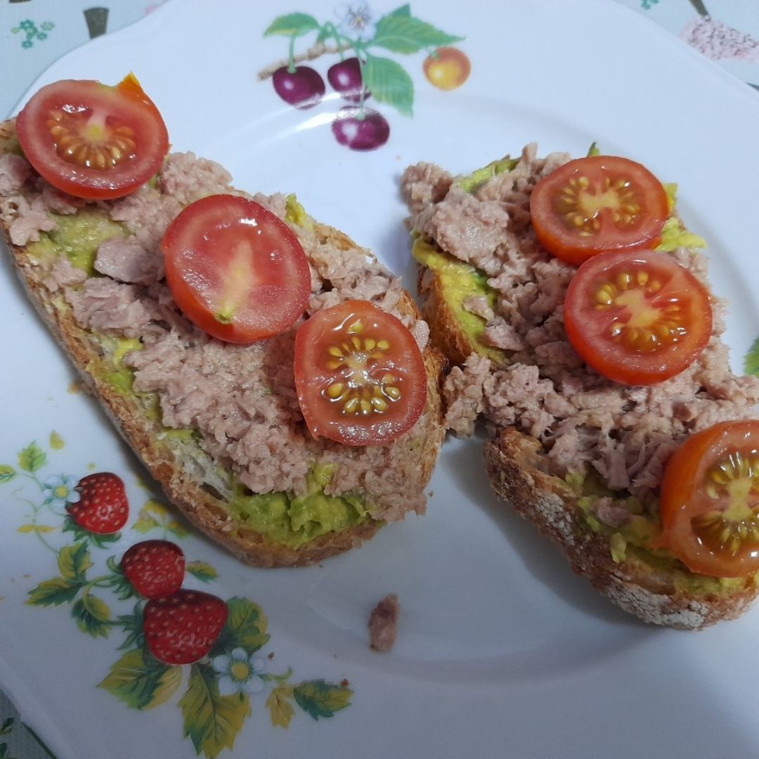 Tostada de aguacate con atun y tomates cherry Tostada de aguacate con atun y tomates cherry