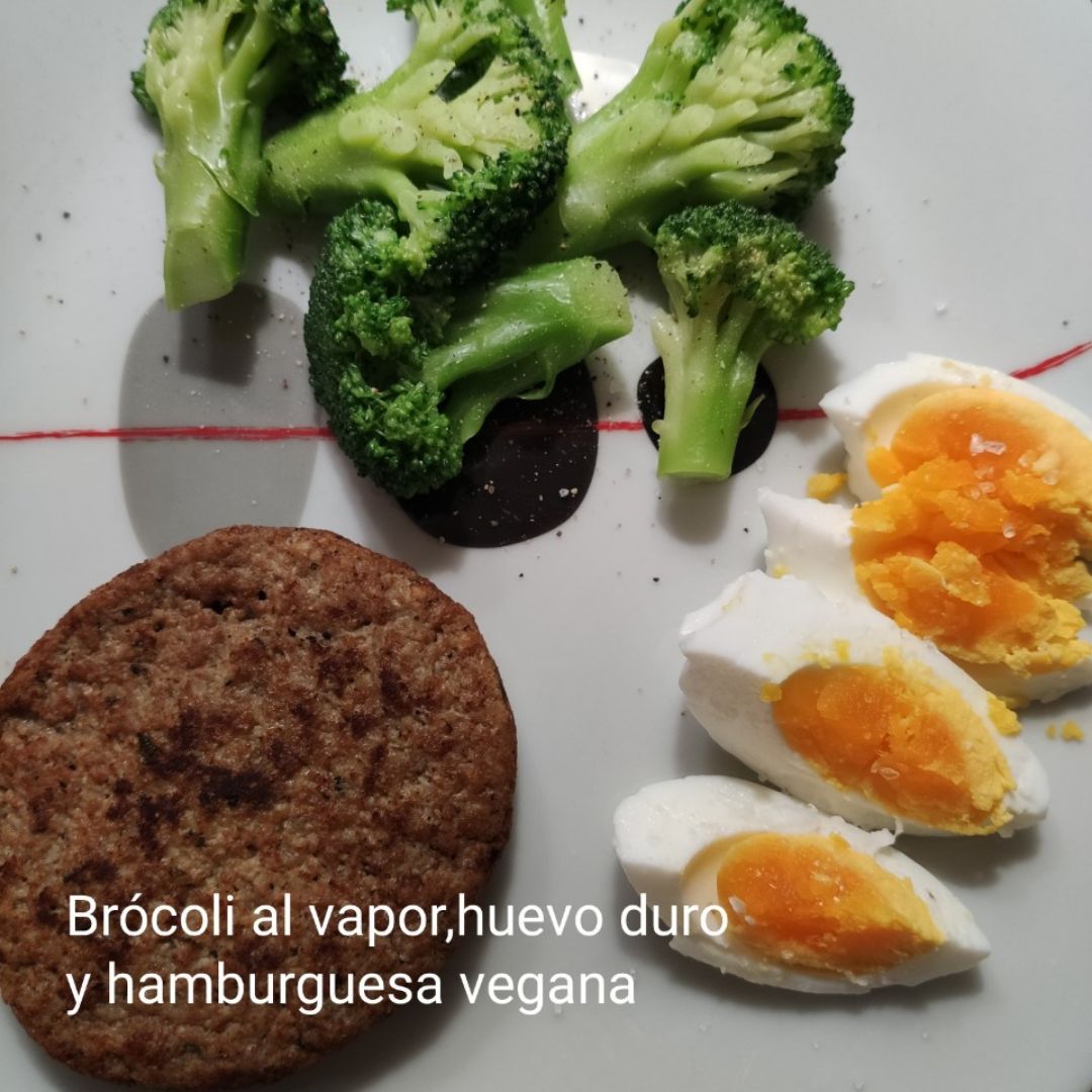 Brócoli al vapor, huevo duro de gallinas caseras y hamburguesa vegana