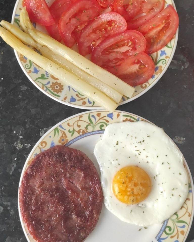 Hamburguesa con huevo a la plancha y ensalada de tomates con espárrago blanco Hamburguesa con huevo a la plancha y ensalada de tomates con espárrago blanco