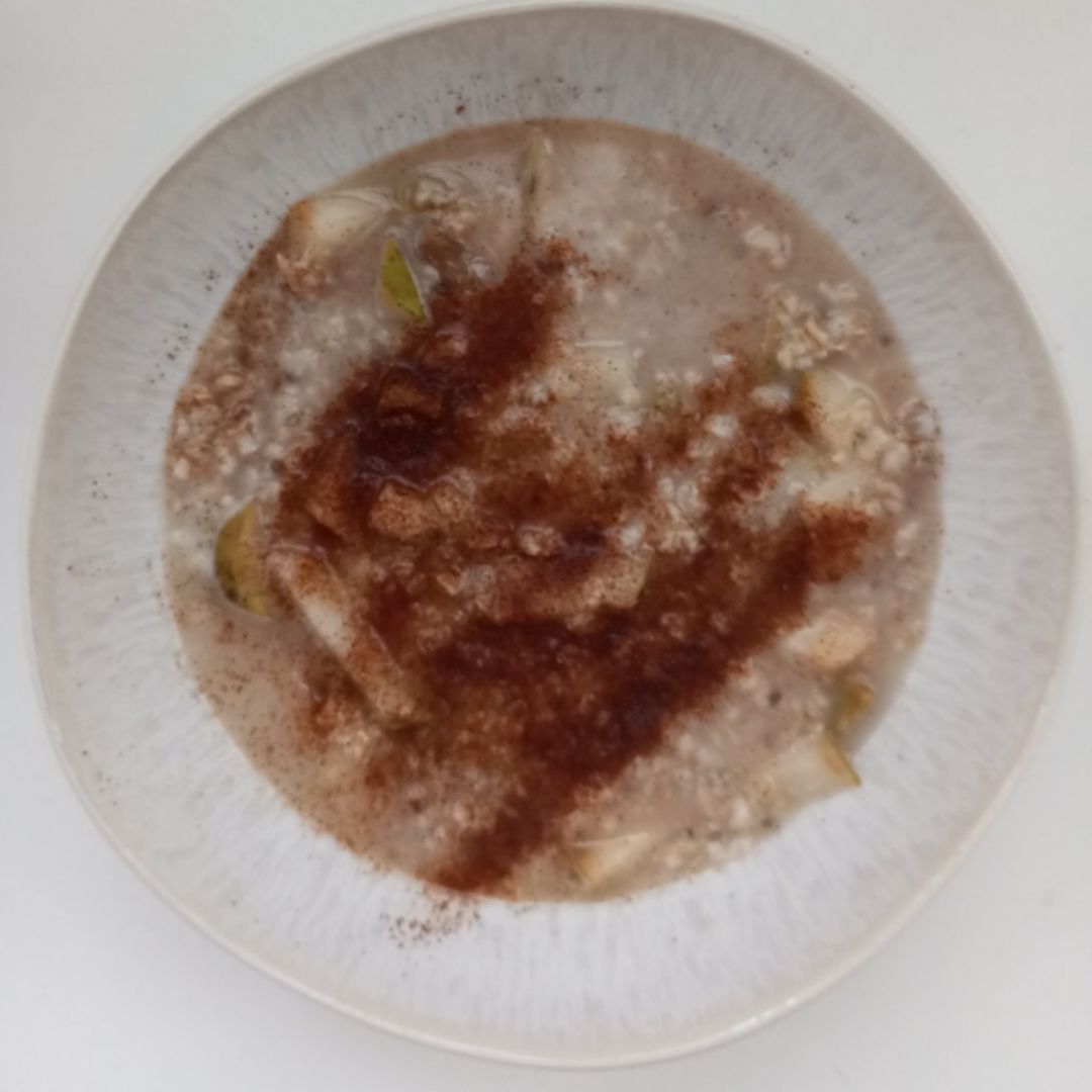 Porridge de avena y pera 🍐 a la canela 🪵 Paso 1 Porridge de avena y pera 🍐 a la canela 🪵 Paso 1