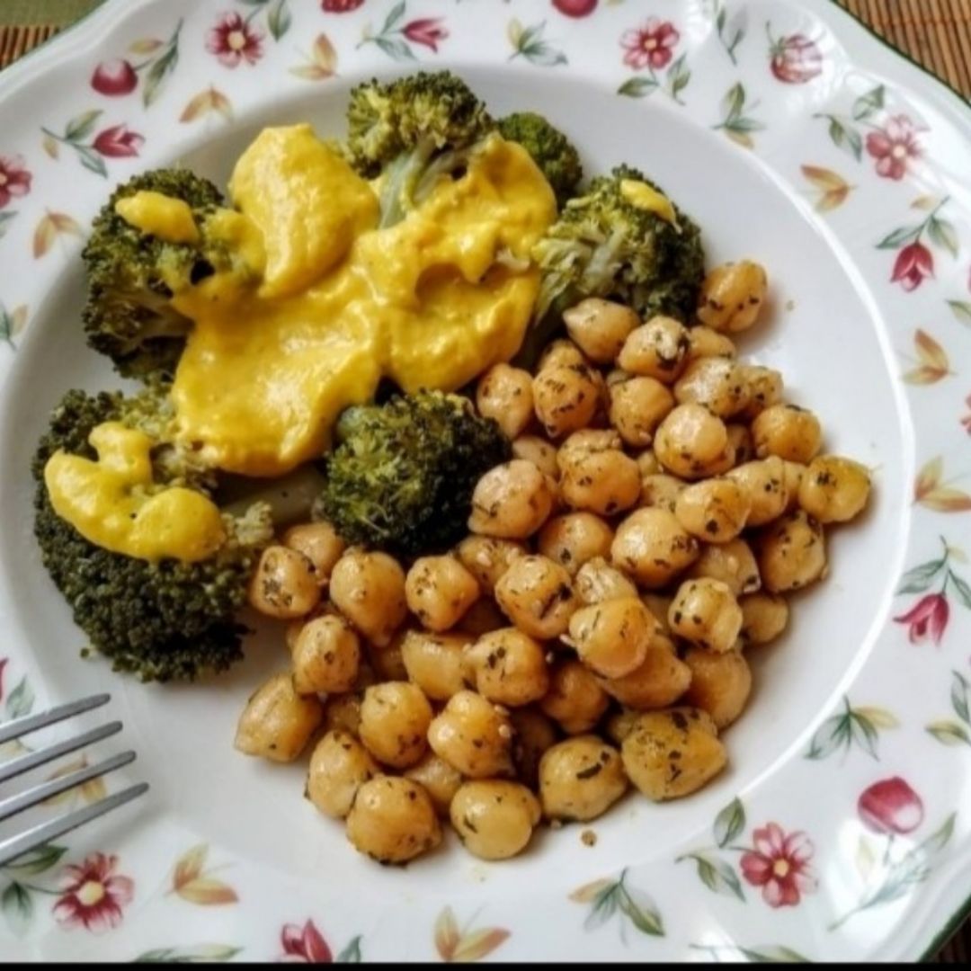 Garbanzos salteados y brócoli con salsa de zanahoria Garbanzos salteados y brócoli con salsa de zanahoria