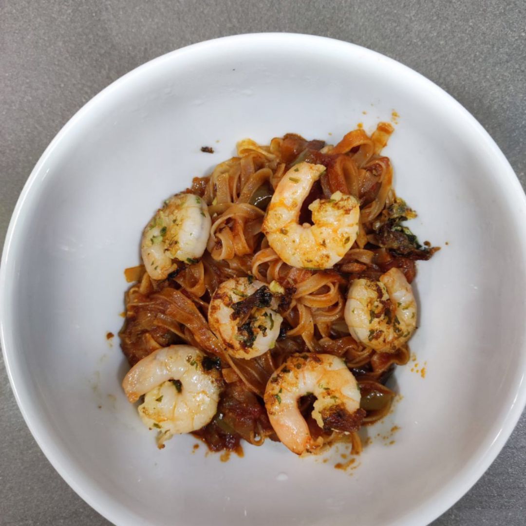 Noodles de arroz con pisto casero y gambitas Noodles de arroz con pisto casero y gambitas