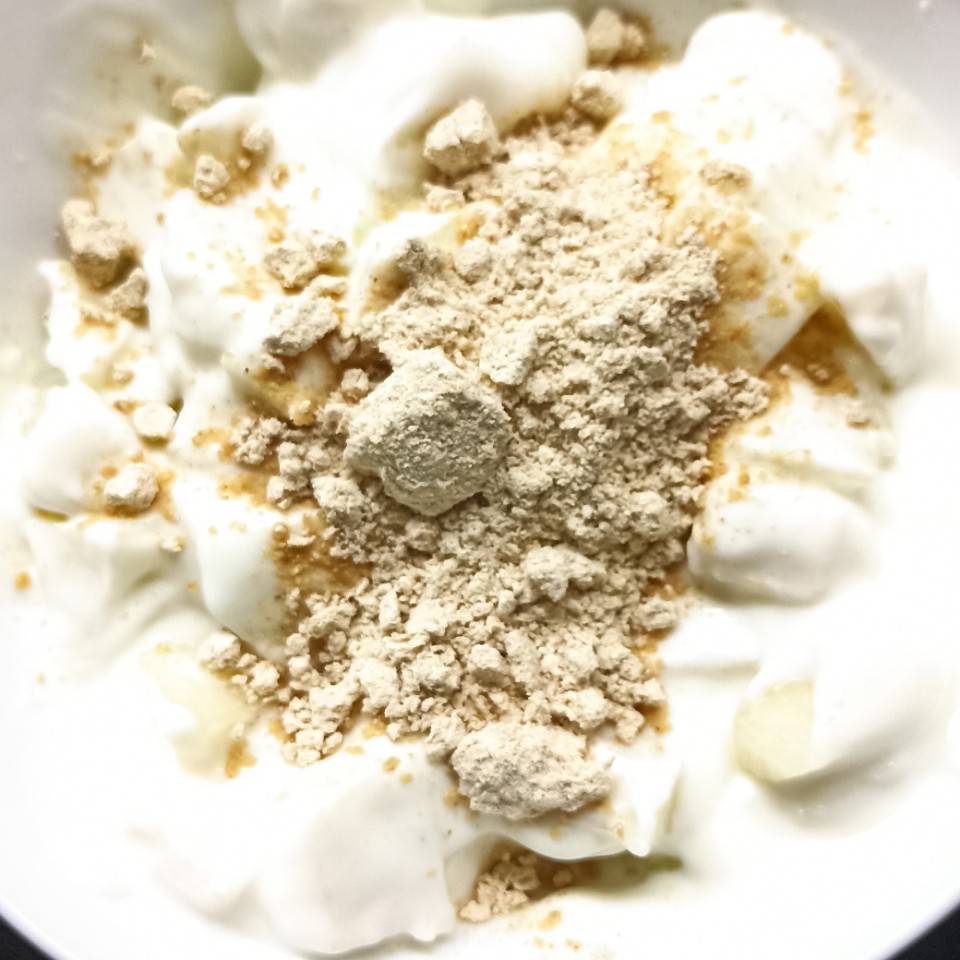 Yogur con pera, cacahuete en polvo y copos de maíz 