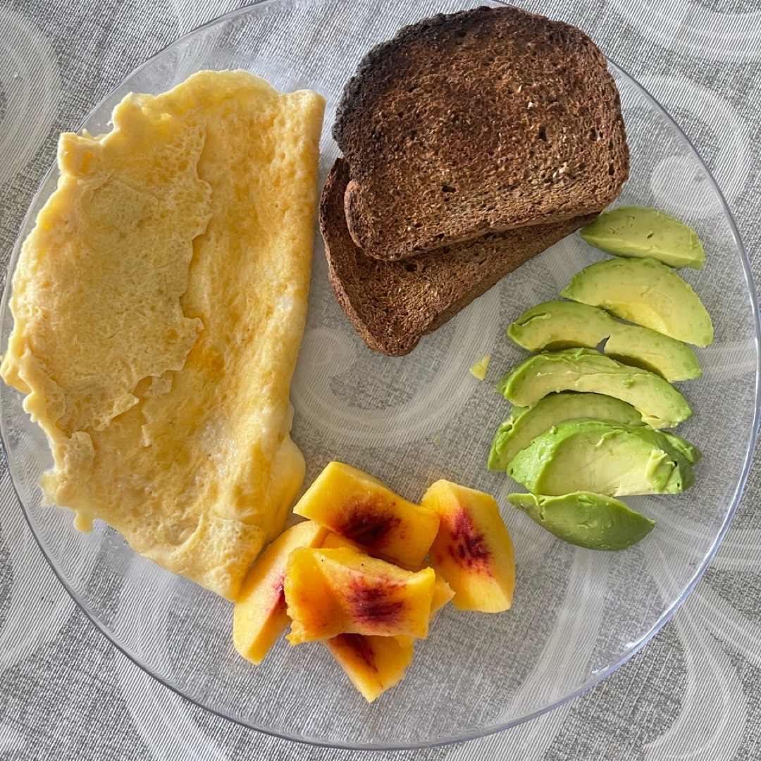 Tostadas integrales acompañada de tortilla francesa Tostadas integrales acompañada de tortilla francesa