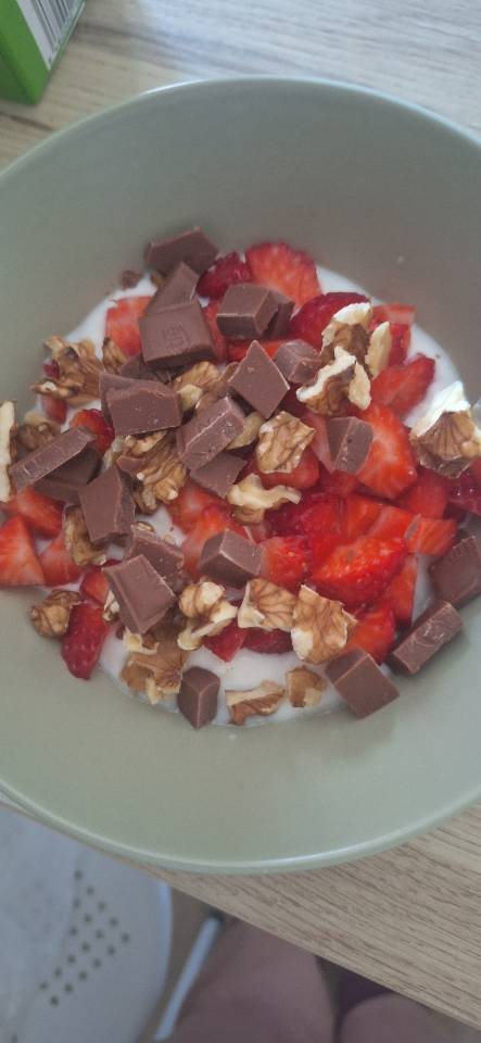 Yogur con fresas, nueces y chocolate 