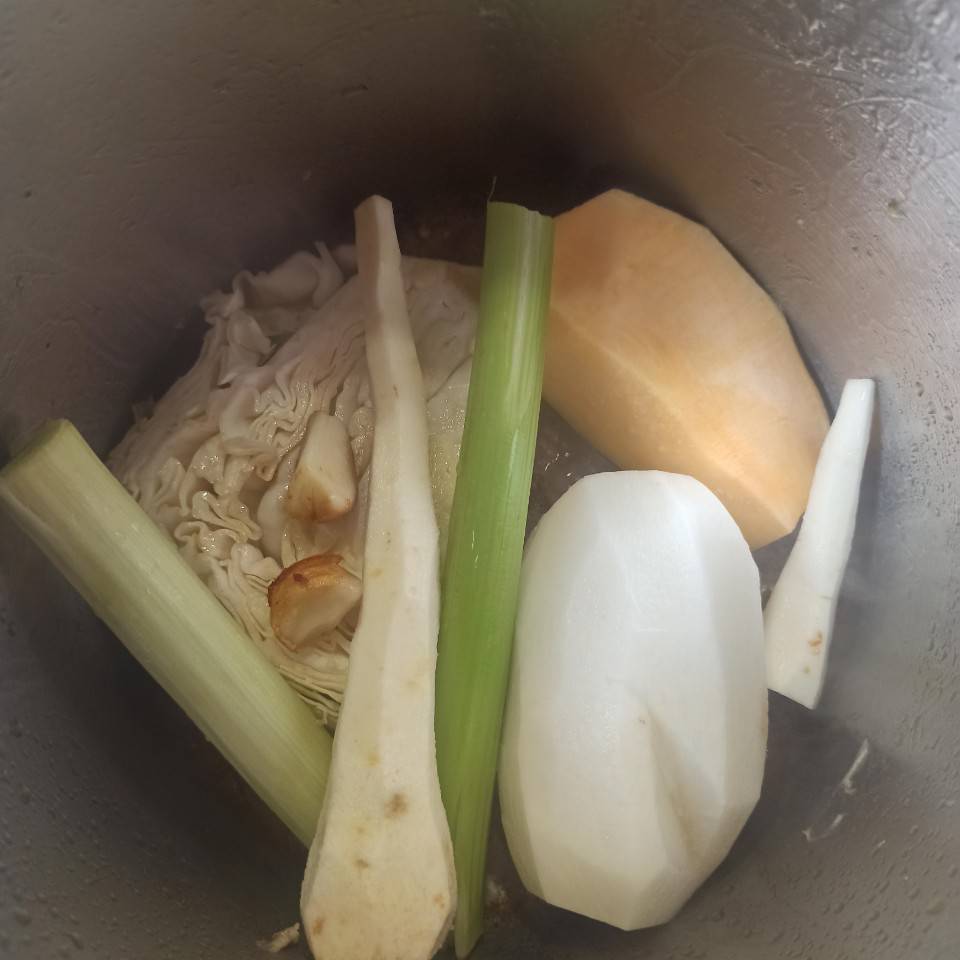 Caldo de pollo y verduras 🍗🥕🧅🥦
