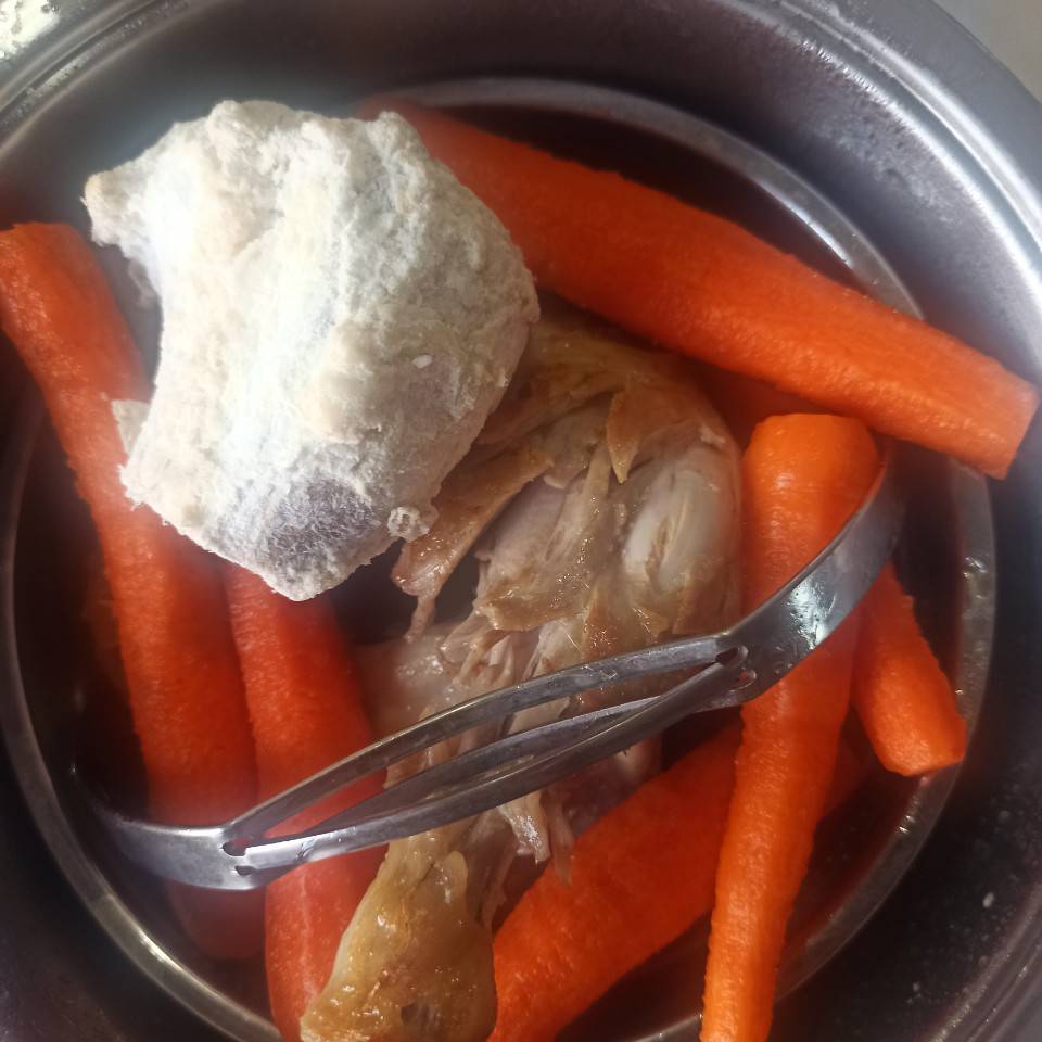 Caldo de pollo y verduras 🍗🥕🧅🥦