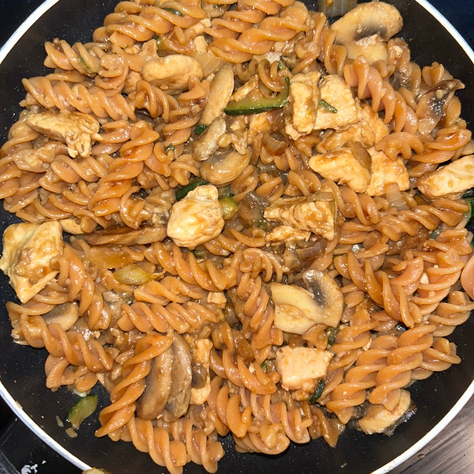 Pasta de lentejas con verduras y pollo