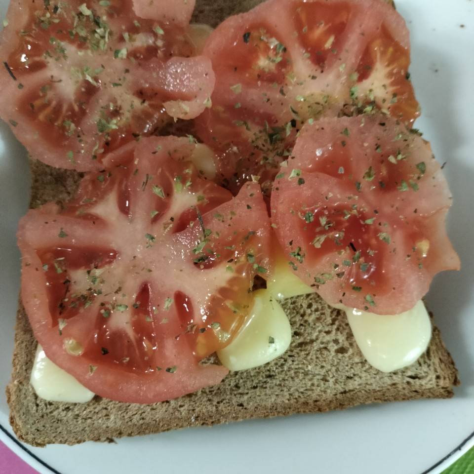 Tostadas de queso Gouda y tomate Tostadas de queso Gouda y tomate