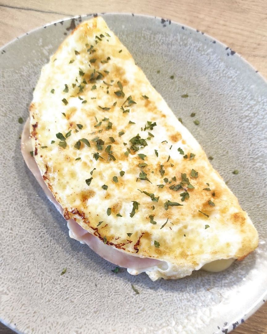 Tortilla de claras rellena de jamón y queso Tortilla de claras rellena de jamón y queso