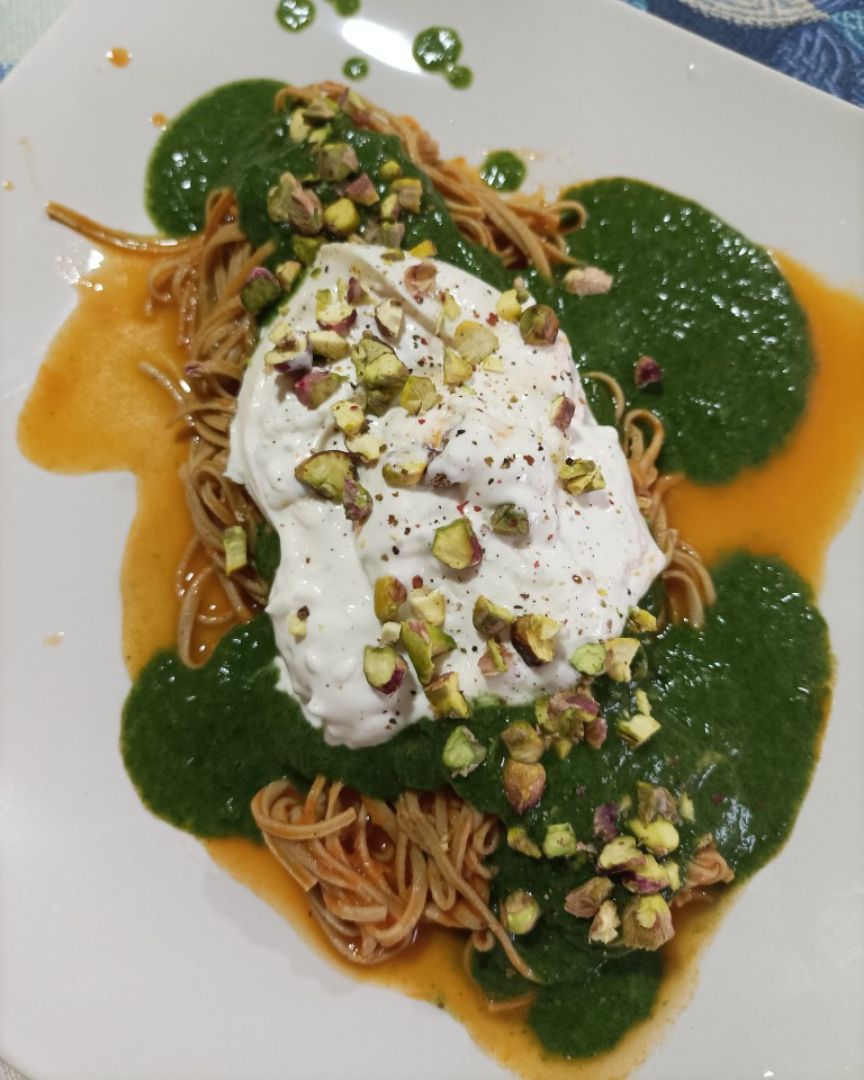 Spaghetti de edamame con salsa de espinacas, burrata y pistachos Spaghetti de edamame con salsa de espinacas, burrata y pistachos