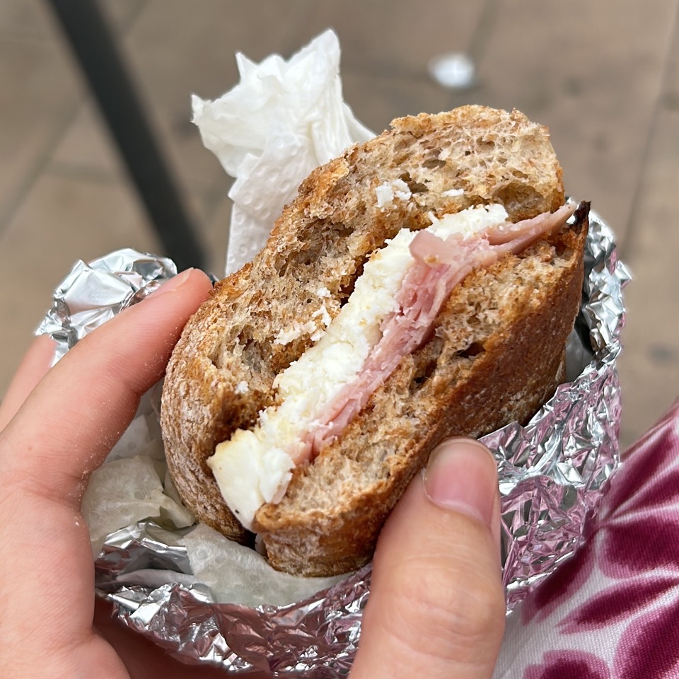 Bocadillo integral con queso fresco Bocadillo integral con queso fresco