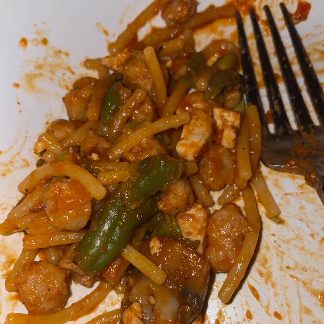 Pasta con verduras y proteína vegana Pasta con verduras y proteína vegana