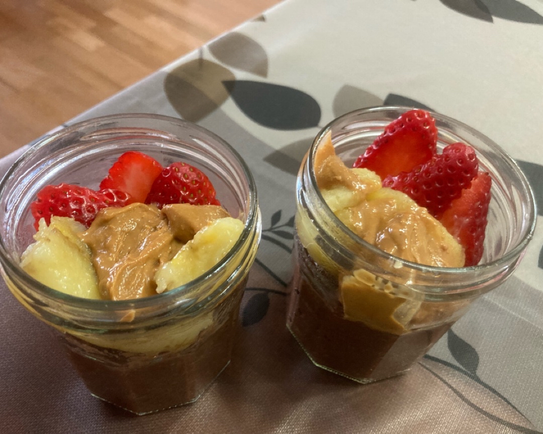 Porridge con dátiles ,fresa,plátano y crema de cacahuete 