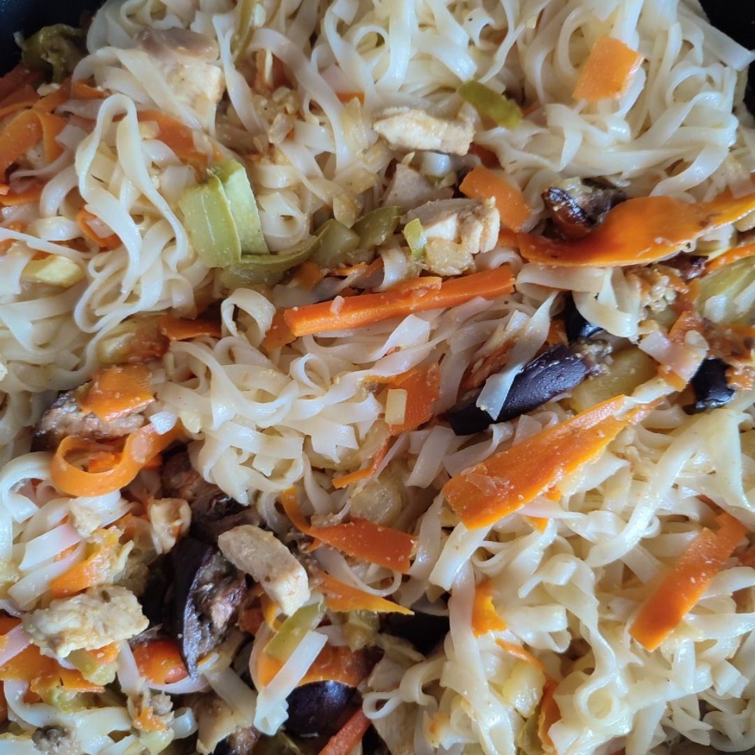 Fideos de arroz, con verduras y pollo Fideos de arroz, con verduras y pollo