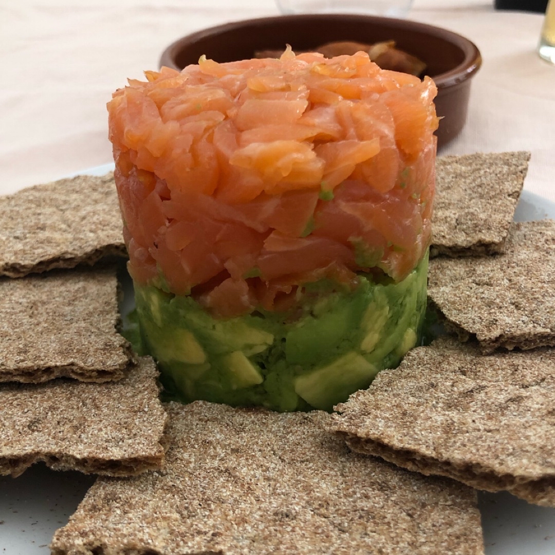 Tartar de salmon con tostadas