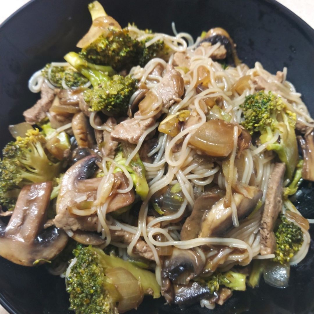 Fideos de arroz con brócoli ,champiñones y salsa de soja Fideos de arroz con brócoli ,champiñones y salsa de soja