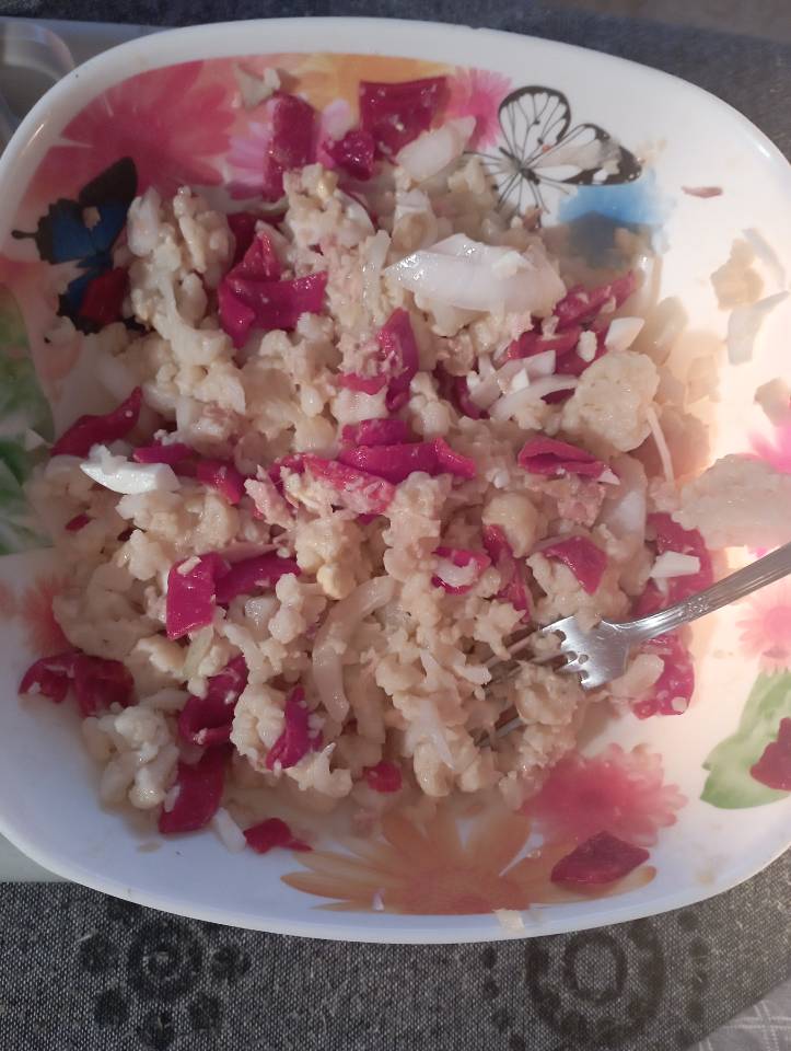 Ensaladilla coliflor, cebolla,atún, pimientos rojos y huevo duro con vinagreta Ensaladilla coliflor, cebolla,atún, pimientos rojos y huevo duro con vinagreta