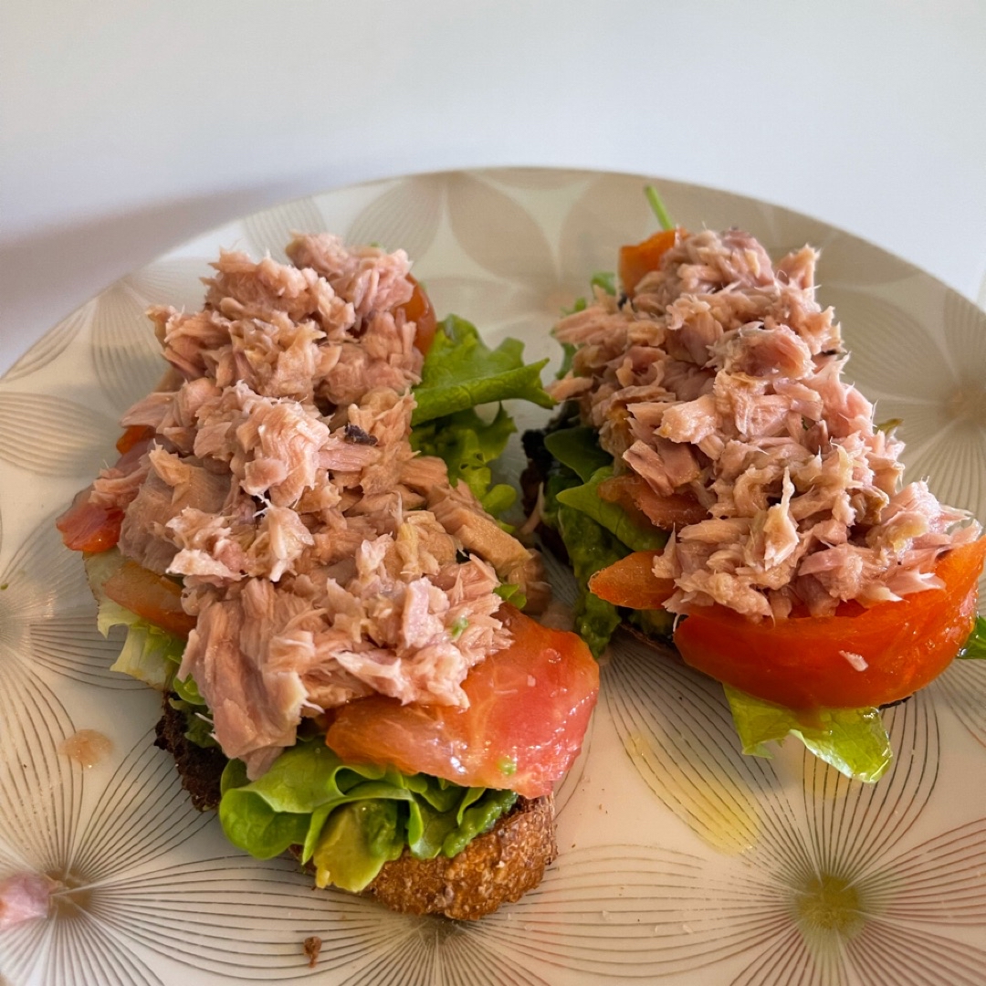 Tostadas integrales con atún con base de aguacate Tostadas integrales con atún con base de aguacate