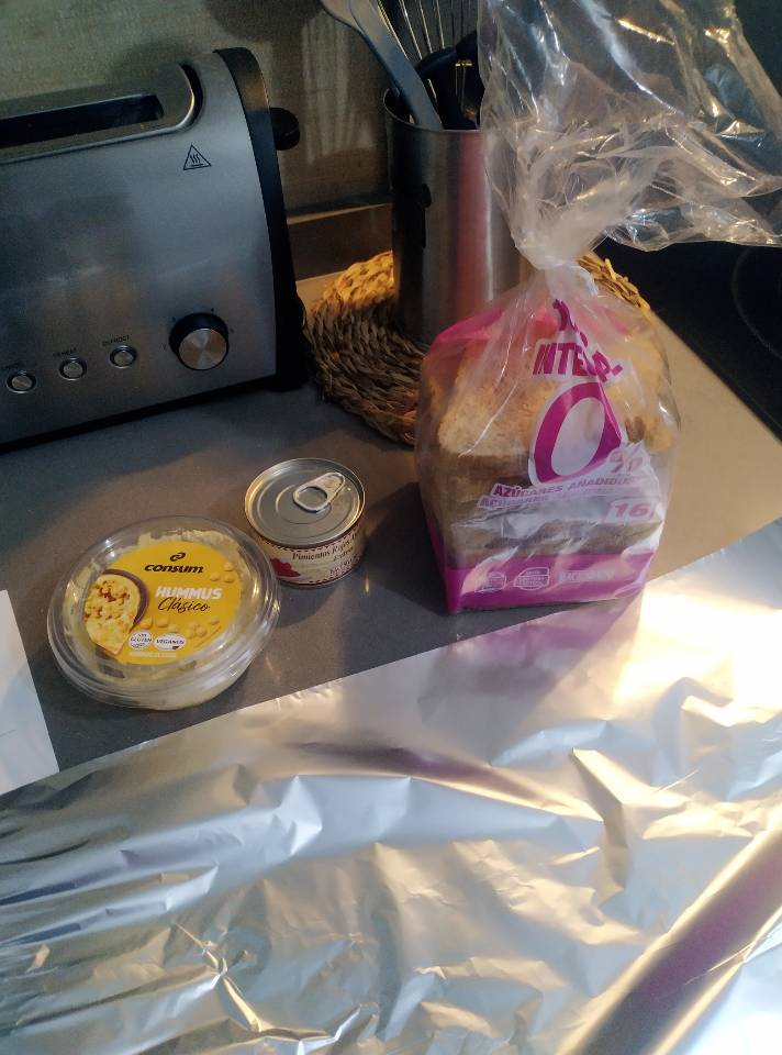 Sandwich de Hummus con pimientos rojos. Sandwich de Hummus con pimientos rojos.