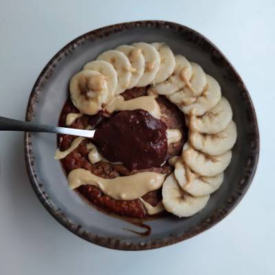 Avena horneada con plátano, crema de cacahuete y chocolate