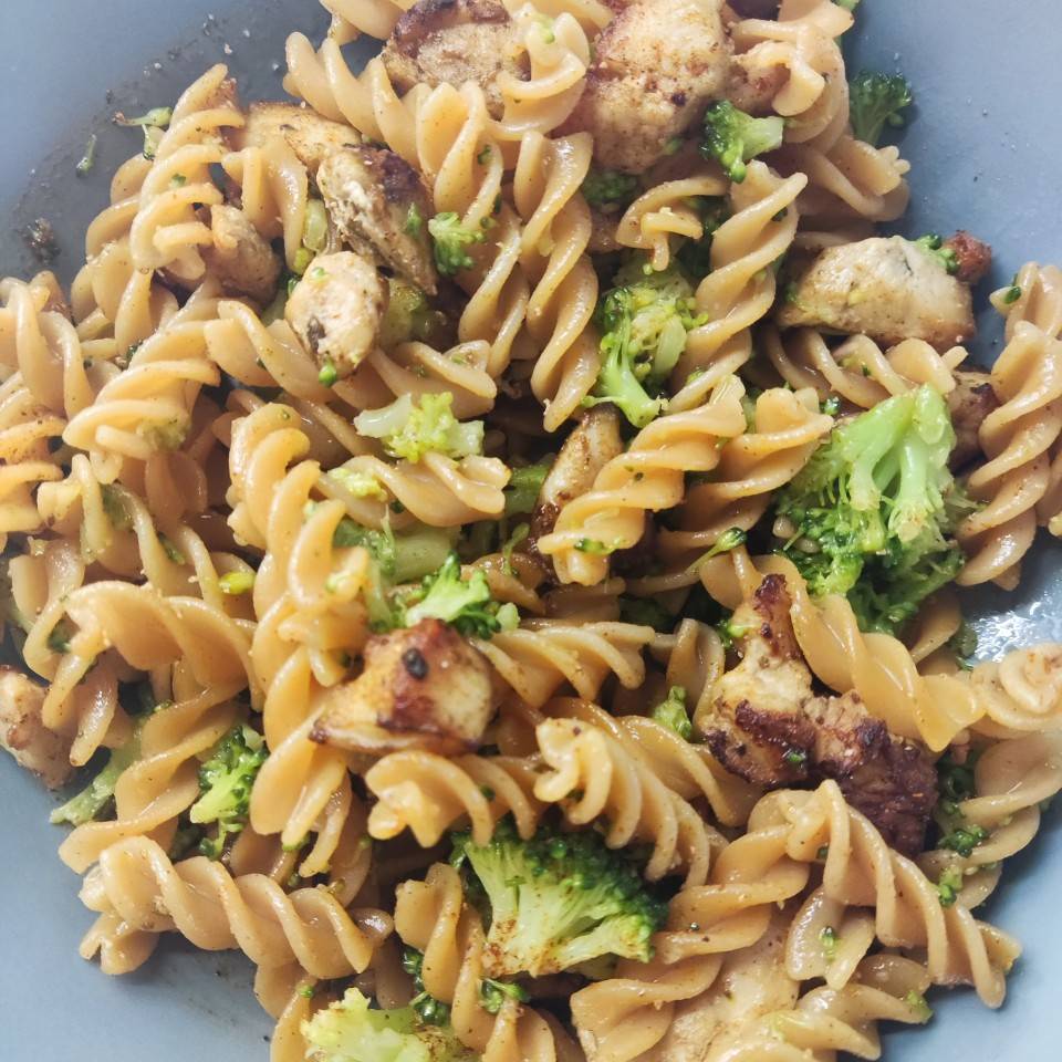 Pasta de lentejas con br贸coli y pollo. Pasta de lentejas con br贸coli y pollo.