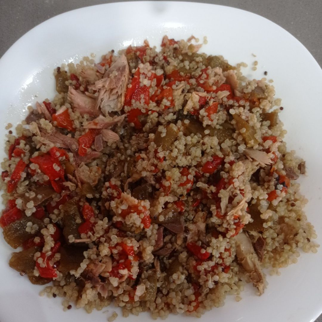 Ensalada de pimientos, quinoa y caballa en conserva 