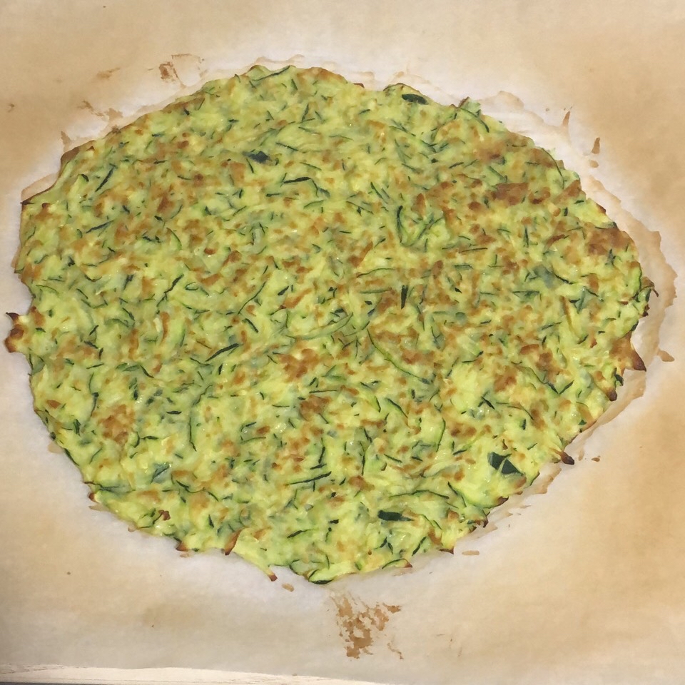 Pizza masa calabacin con toppings 