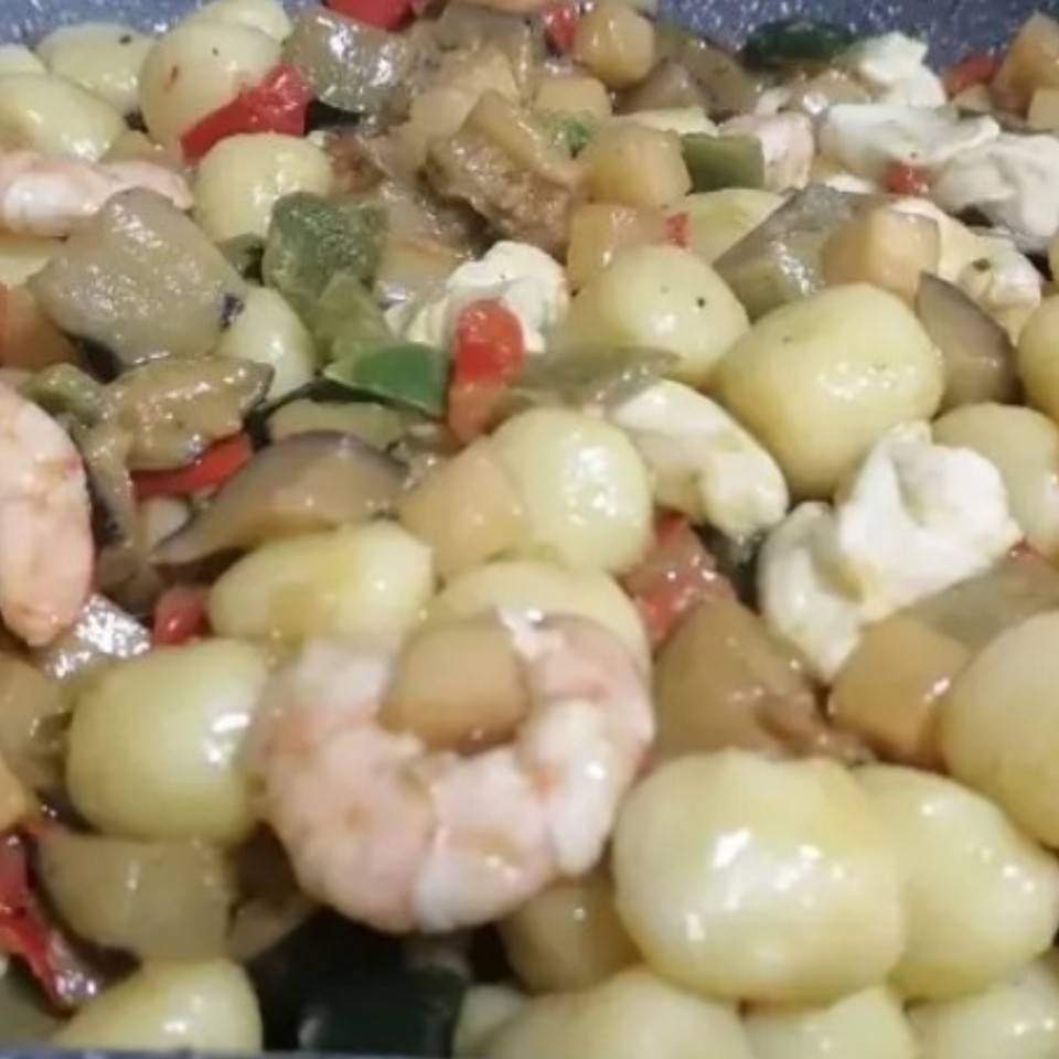 Ñoquis con verduras asadas y gambas fácil 