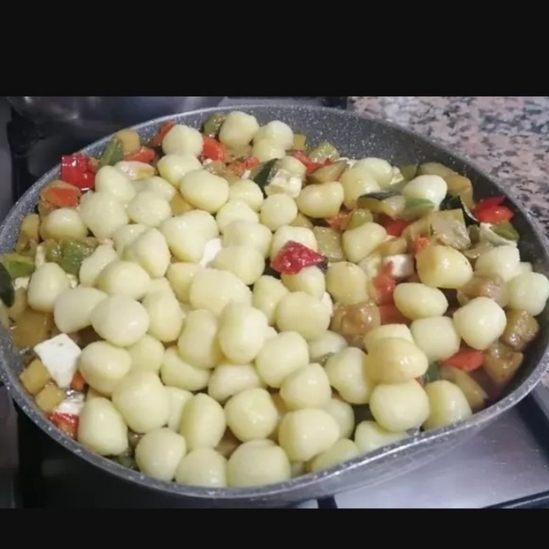 Ñoquis con verduras asadas y gambas fácil  Paso 1