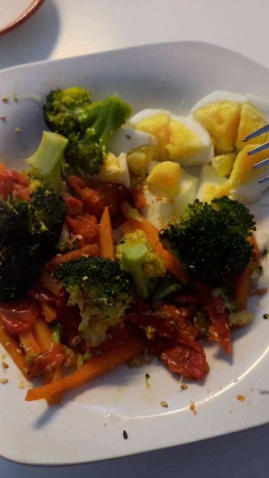 Brócoli y zanahoria al vapor con tomates cherries al horno y dos huevos duros Brócoli y zanahoria al vapor con tomates cherries al horno y dos huevos duros